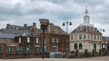 Kings LYNN, NORFOLK, İngiltere, 9 Temmuz. 9 Temmuz 2024 'te Kings Lynn, Norfolk, İngiltere' deki gümrük binasının görüntüsü. Kimliği belirsiz iki kişi.