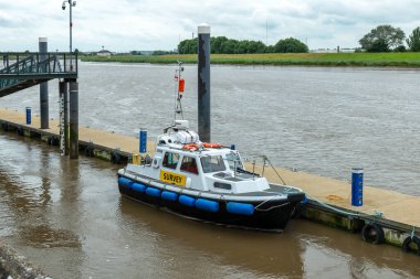 Kings LYNN, NORFOLK, İngiltere, 9 Temmuz. Kings Lynn, Norfolk, İngiltere 'deki Great Ouse Nehri' nde 09 Temmuz 2024 'te bir araştırma teknesinin görüntüsü
