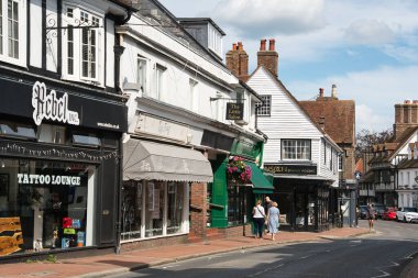 EAST GRINSTEAD, BATI SUSSEX, UK, AĞUSTust 16, East Grinstead 'deki High Street View, West Sussex 16 Ağustos 2024. Tanımlanamayan kişiler