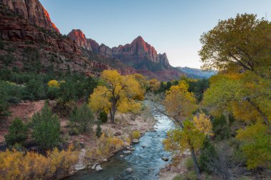 Virgin Nehri Vadisi'nden ve çevresindeki dağlardan ayrılan güneşin son ışınları
