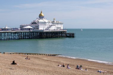 EASTBOURNE, EAST SUSSEX, UK, 29 AĞUSTOS: 29 Ağustos 2024 'te Doğu Sussex' teki Eastbourne İskelesi. Tanımlanamayan kişiler
