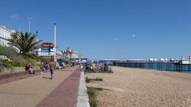 EASTBOURNE, EAST SUSSEX, UK, 29 AĞUSTOS: 29 Ağustos 2024 'te Doğu Sussex' teki gezinti alanındaki binaların görüntüsü. Tanımlanamayan kişiler