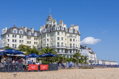 EASTBOURNE, EAST SUSSEX, UK, 29 AĞUSTOS: 29 Ağustos 2024 'te Doğu Sussex' teki Queens Hotel 'in görüntüsü. Tanımlanamayan kişiler