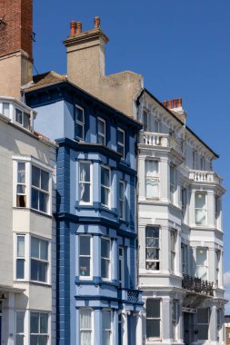 EASTBOURNE, EAST SUSSEX, İngiltere, 29 AĞUSTOS: 29 Ağustos 2024 'te Doğu Sussex' teki sahil şeridi boyunca uzanan binaların görüntüsü