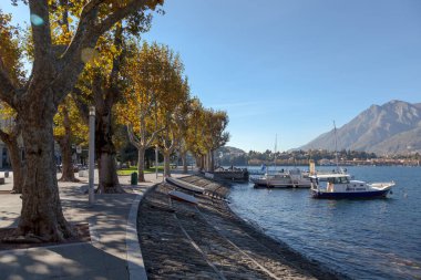 LECCO, İtalya, Avrupa, Ekim 29 'da. 29 Ekim 2010 'da İtalya' daki Como Gölü 'nün güney kıyısındaki Lecco' daki teknelerin görüntüsü