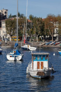 LECCO, İtalya, Avrupa, Ekim 29 'da. 29 Ekim 2010 'da İtalya' daki Como Gölü 'nün güney kıyısındaki Lecco' daki teknelerin görüntüsü. Tanımlanamayan kişiler