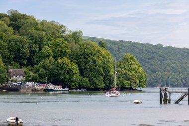 Tuckenhay, Devon, İngiltere, 11 Mayıs. 11 Mayıs 2025 'te Bow Creek, Devon' dan feribot istasyonuna bakın. Kimliği belirsiz biri.