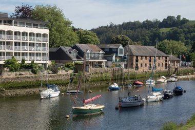 TOTNES, DEVON, İngiltere, 15 Mayıs. Devon 'daki Totnes yakınlarındaki Dart Nehri' ne demirlemiş tekneler 15 Mayıs 2025 'te