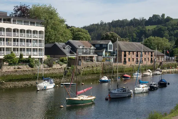 TOTNES, DEVON, İngiltere, 15 Mayıs. Devon 'daki Totnes yakınlarındaki Dart Nehri' ne demirlemiş tekneler 15 Mayıs 2025 'te