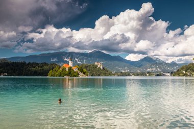 En ünlü Slovenya Gölü Maria Kilisesi ile kanadı