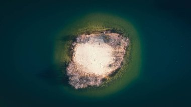 Gölde insan olmayan kumlu ada..