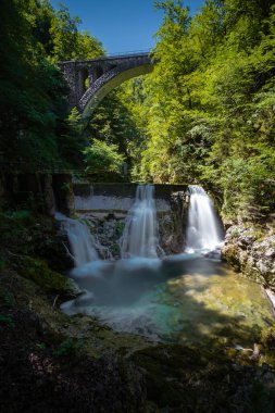 Slovenya 'nın Triglav kentindeki temiz gök mavisi sularıyla güzel Vintgar geçidi