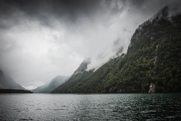 Konigssee, Almanya 'nın Berchtesgadener eyaletinde yer alan bir göldür.