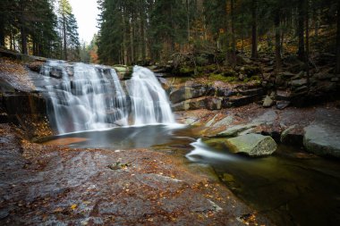 Mumlava Şelalesi, Çek Cumhuriyeti 'nin Harrachov yakınlarındaki Mumlava nehrinde.