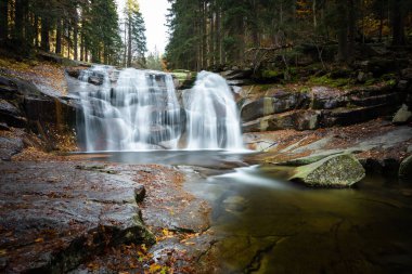 Mumlava Şelalesi, Çek Cumhuriyeti 'nin Harrachov yakınlarındaki Mumlava nehrinde.