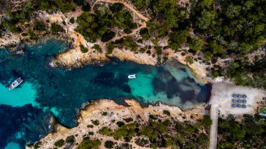 Cala Falco, İspanya 'nın engebeli Mallorca kıyı şeridine kurulmuş tenha bir koy. Koy, el değmemiş suları, dramatik uçurumları ve cennet gibi atmosferiyle ünlüdür. Bu da onu sakin bir kaçış arayanlar için gerçek bir gizli mücevher yapar..
