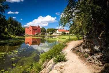 Cervena (Kızıl) Lhota Şatosu Rönesans mimarisinin güzel ve eşsiz bir örneğidir. Çek Cumhuriyeti 'nin Güney Bohemya Bölgesi' nde yer almaktadır ve etrafı güzel bir gölle çevrilidir..