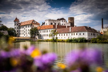 Çek Cumhuriyeti 'nin Güney Bohemya bölgesinde yer alan Jindrichuv Hradec kasabası. İyi korunmuş tarihi merkezi, etkileyici kalesi ve güzel doğal çevresiyle ünlüdür..