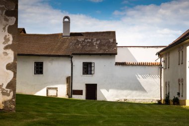 Çek Cumhuriyeti 'nin Güney Bohemya bölgesinde yer alan Jindrichuv Hradec kasabası. İyi korunmuş tarihi merkezi, etkileyici kalesi ve güzel doğal çevresiyle ünlüdür..