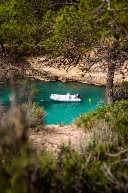Cala Falco, İspanya 'nın engebeli Mallorca kıyı şeridine kurulmuş tenha bir koy. Koy, el değmemiş suları, dramatik uçurumları ve cennet gibi atmosferiyle ünlüdür. Bu da onu sakin bir kaçış arayanlar için gerçek bir gizli mücevher yapar..