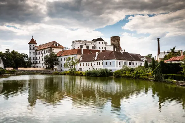 Çek Cumhuriyeti 'nin Güney Bohemya bölgesinde yer alan Jindrichuv Hradec kasabası. İyi korunmuş tarihi merkezi, etkileyici kalesi ve güzel doğal çevresiyle ünlüdür..