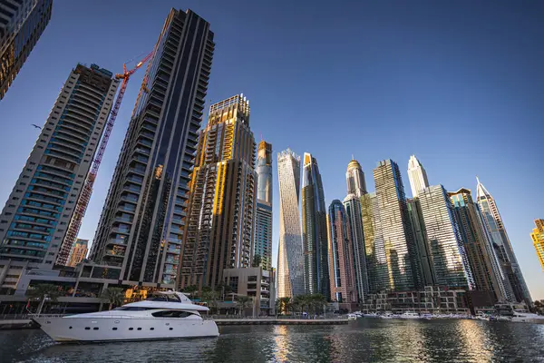 Dubai Marina 'da modern gökdelenler, lüks yatlar ve hareketli rıhtımla etkileyici bir gökyüzü sergileniyor. Seyahat, mimari ve yaşam tarzı projeleri için mükemmel..