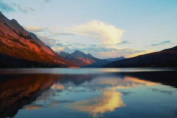 Hermosa Hora Del Amanecer Lago Medicina Jasper Alberta —  Fotos de Stock