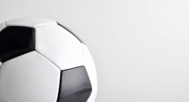 Arka planda, gri izole edilmiş arka planda klasik deri dikişli futbol topu var..