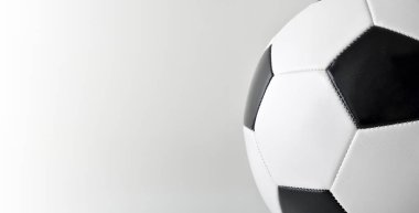 Gri izole arkaplanı olan klasik deri dikişli futbol topunun makro detayları