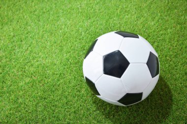 Çimlerin üzerindeki futbol topunun ayrıntıları. Üst Manzara. Yatay bileşim.