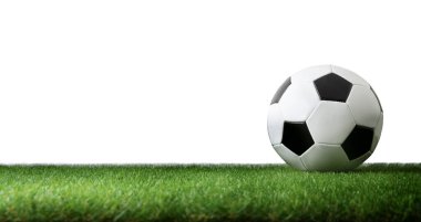 Yapay çimlerde ve beyaz izole edilmiş arka planda klasik futbol topunun ön görüntüsü. Yatay panoramik bileşim.