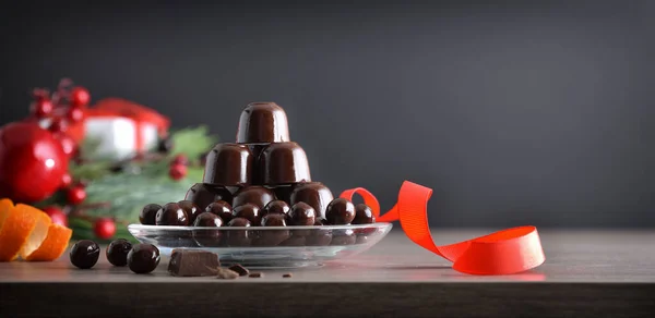 Högen Med Staplade Choklad Godis Glas Platta Med Röd Rosett — Stockfoto