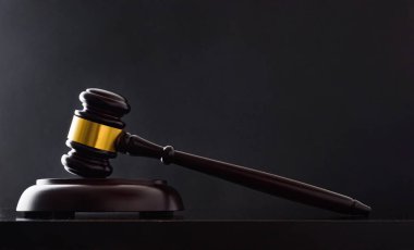 Siyah bir masa ve arka planda tahta bir tabanda tokmağın ön görüntüsü