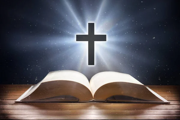 具有代表性的基督教背景 圣经放在木制桌子上 空气中闪烁着宇宙背景的光芒 — 图库照片