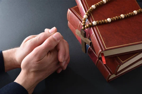 Bir Yığın Dini Kitapla Kara Masanın Üzerinde Dua Eden Tahta — Stok fotoğraf