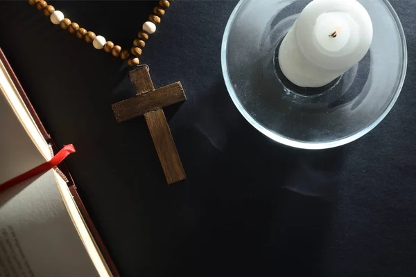 Черный Прикроватный Столик Религиозными Элементами Молитвы Христианским Крестом Открытая Библия — стоковое фото