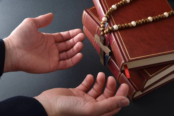 Христианин Молится Руками Черным Столом Заднем Плане Библией Повышенный Вид — стоковое фото