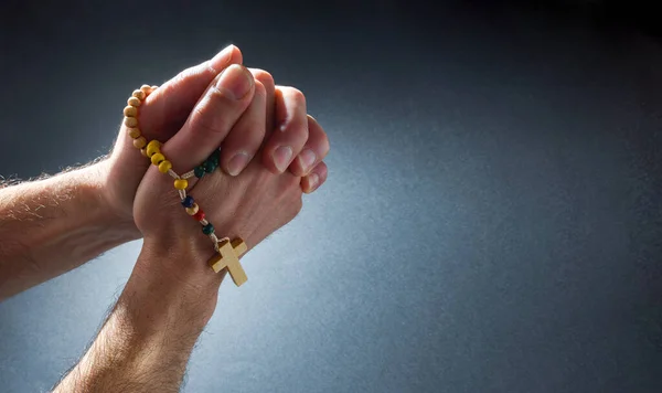 Hıristiyan Dua Ederken Parmakları Birbirine Kenetlenmiş Tespih Boncuklarıyla Karanlık Arka — Stok fotoğraf