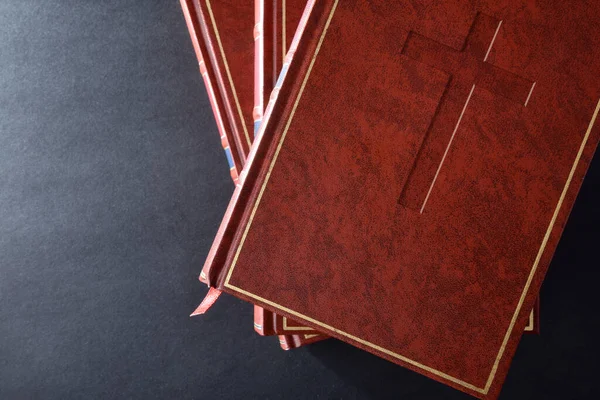 Деталь Трех Христианских Религиозных Книг Черном Столе Кожаной Обложкой Выгравированным — стоковое фото
