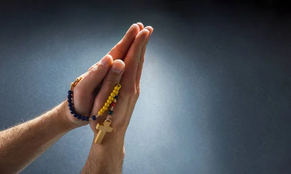 Chrześcijanin Modlący Się Razem Dłońmi Różańcem Wiszącym Kciukach Odizolowanym Ciemnym — Zdjęcie stockowe