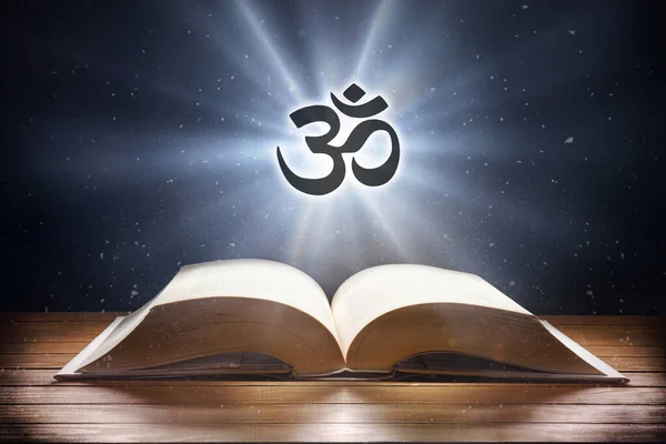 Aufgeschlagenes Buch Auf Holztisch Und Hinduistisches Symbol Mit Lichtstrahl Vor — Stockfoto