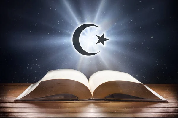 Libro Abierto Sobre Mesa Madera Símbolo Islámico Con Haz Luz —  Fotos de Stock