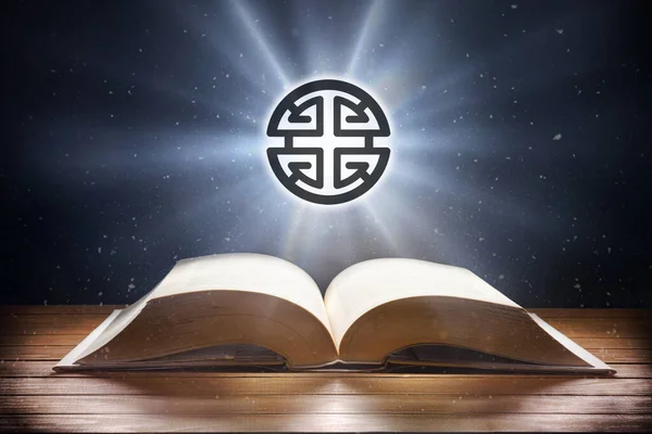 Άνοιγμα Βιβλίου Ξύλινο Τραπέζι Και Σύμβολο Shenism Δέσμη Φωτός Σκούρο — Φωτογραφία Αρχείου