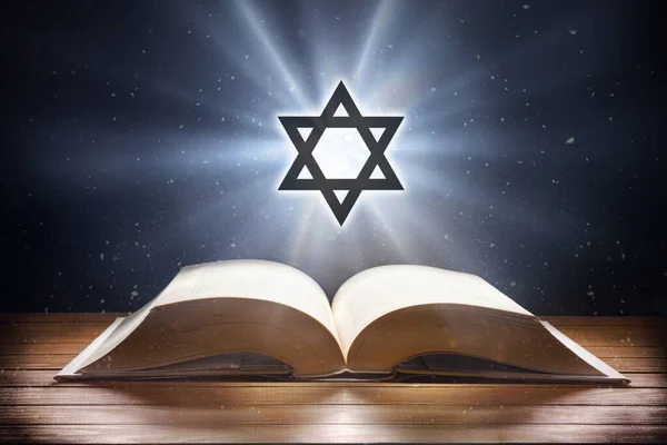 Otwarty Księga Drewniany Stół Żydowski Symbol Belka Światło Ciemny Tło — Zdjęcie stockowe