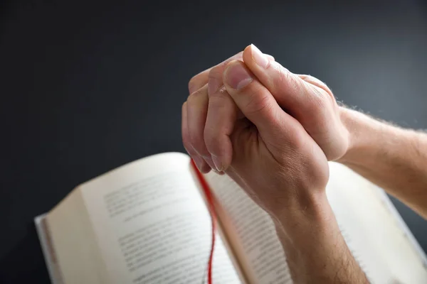 Ele Dua Eden Dindar Bir Adam Parmakları Birbirine Kenetlenmiş Arka — Stok fotoğraf