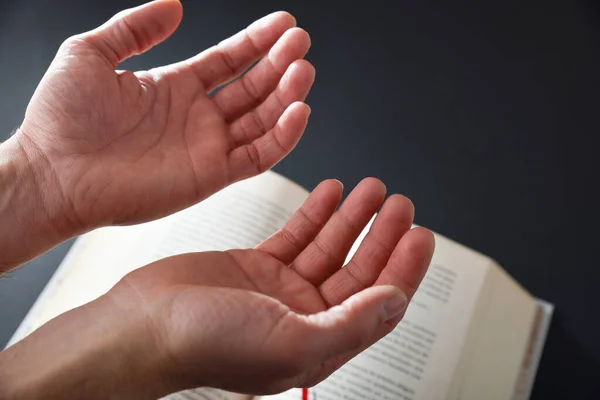 Religiöser Mann Betet Mit Getrennten Händen Und Religiösem Buch Hintergrund — Stockfoto