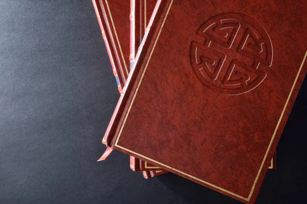 Stack Böcker Med Brunt Läderöverdrag Med Graverad Symbol För Shenist — Stockfoto