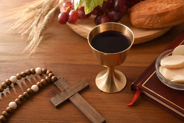 Copo Vinho Anfitriões Consagrados Mesa Madeira Com Bíblia Cruz Cristã — Fotografia de Stock