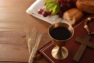 Şarap ve ev sahipleri ahşap masada İncil ve ayin için mum ile izole edilmiş arka plan. Ön görünüm.