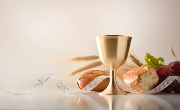 Kelch Spiegelt Sich Auf Weißem Tisch Mit Brot Und Trauben — Stockfoto